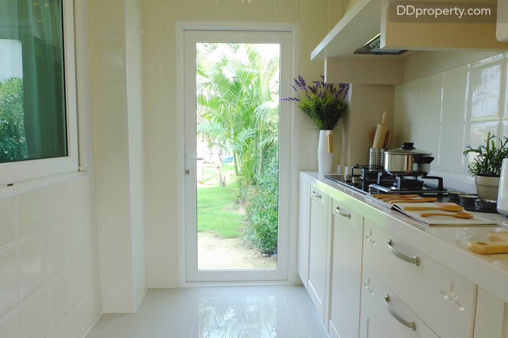 สำหรับบ้านแปลงมุม จะมีประตูเปิดไปยังพื้นที่ข้างบ้านได้ (คิดราคาเพิ่มตารางวาละ 50,000 บาท)