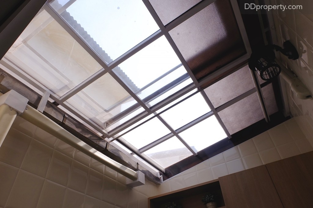 ห้องนี้จะมีหลังคา light pane ทีเปิด-ปิดเพื่อรับแสงให้เข้ามา ช่วยให้ผ้าแห้งเร็วขึ้นสำหรับผู้ที่เลือกใช้ห้องนี้เป็นห้องซักรีด