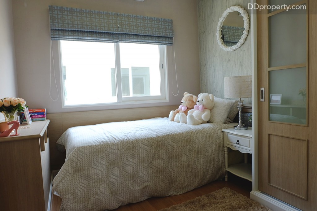 ห้องนอนเล็กขนาด 3x4 เมตรเหมาะสำหรับจัดเป็นห้องนอนเด็กมากกว่าโดยอาจจะติดตั้งทีวีแขวนผนังไว้ที่ปลายเตียงเพื่อที่ห้องจะได้ไม่ดูแคบ ขนาดเตียงที่เหมาะกับห้องคือ 3 ฟุต