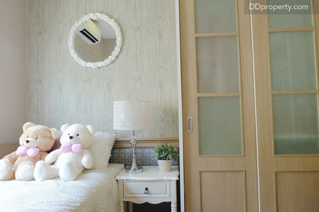 ข้างเตียงมีพื้นที่สำหรับจัดวางตู้เสื้อผ้าเช่นเดียวกัน