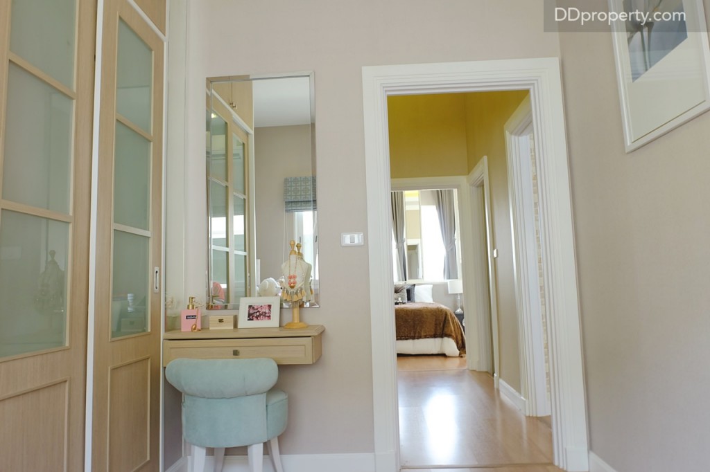 ตรงทางเข้าห้องในบ้านตัวอย่าง ทางโครงการให้ไอเดียในการจัดทำเป็น โต๊ะของเล่นของเด็กหรือโต๊ะทำการบ้านได้ 