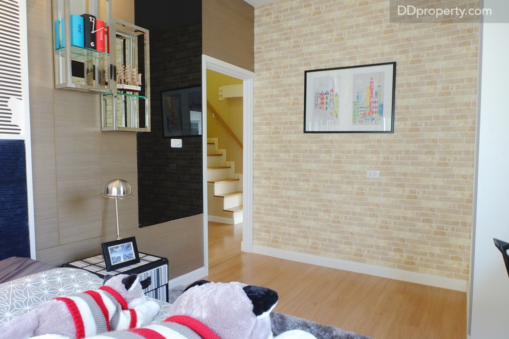 หรือหากต้องการติดตั้งทีวีและชั้นวางชุดเครื่องเสียงขนาดใหญ่สามารถเปลี่ยนแนววางเตียงมาเป็นแนวกว้างจะทำให้มีพื้นที่จัดวางชุดโฮมเธียเตอร์ได้กว้างขึ้นมาก