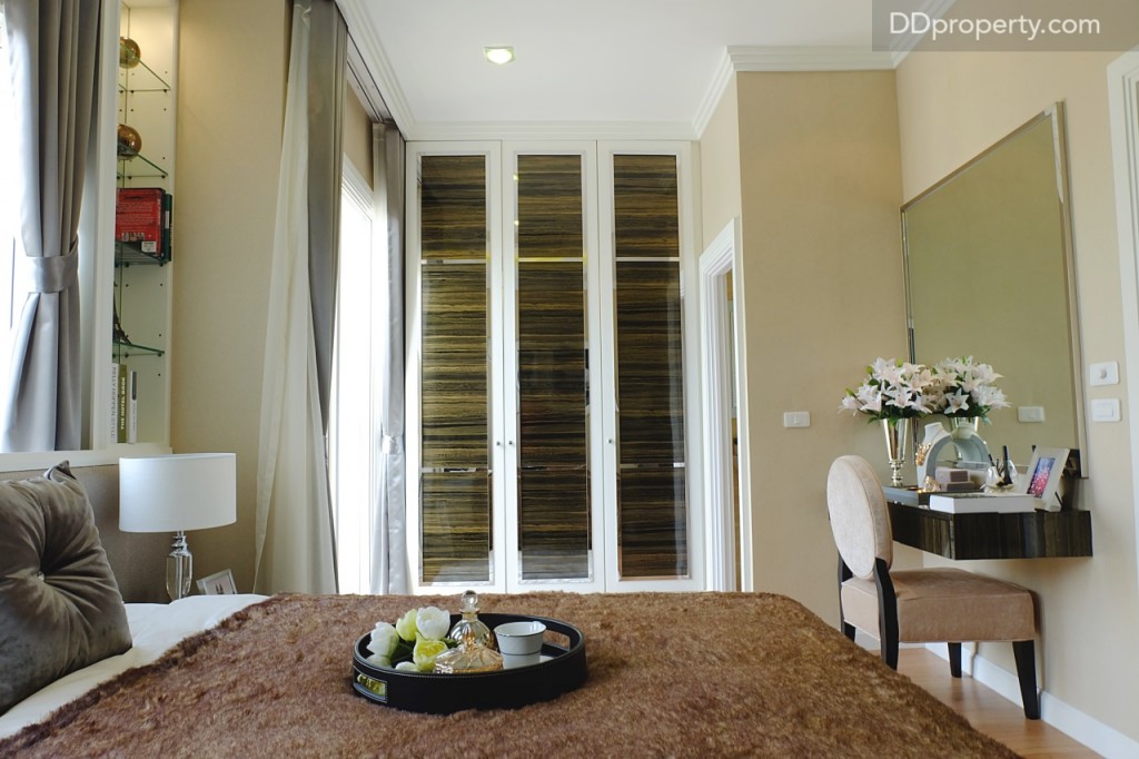 ห้อง Master Bedroom ของบ้านแบบนี้มีห้องน้ำส่วนตัว (ขวามือ) บริเวณหน้าห้องน้ำสำหรับจัดวางเป็นตู้เสื้อผ้า/ ด้านซ้ายมือจะเป็นระเบียงส่วนตัวกว้าง 2 เมตร