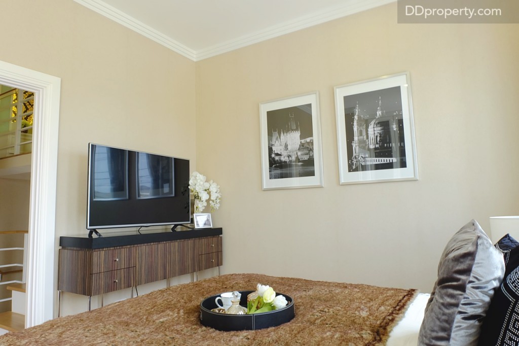 Master bedroom ของบ้านแบบ Turquoise จะมีขนาดกว้างกว่าของ 2 แบบก่อนหน้า สามารถวางเตียงขนาด 6 ฟุตได้ และยังมีพื้นที่ปลายเตียงกว้างพอที่จะติดตั้งชั้นวางทีวีได้โดยไม่รู้สึกแคบ 