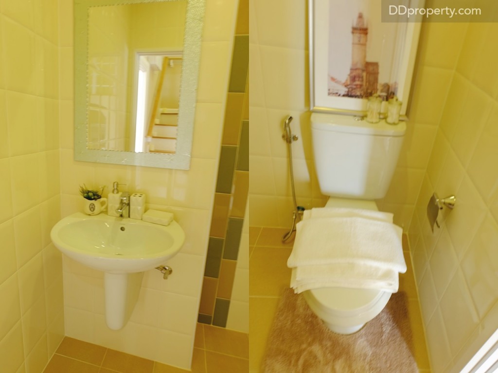 ห้องน้ำกลางของชั้น 2 สุขภัณฑ์ทั้งหมดและอุปกรณ์ shower แถมแบรนด์ American Standard