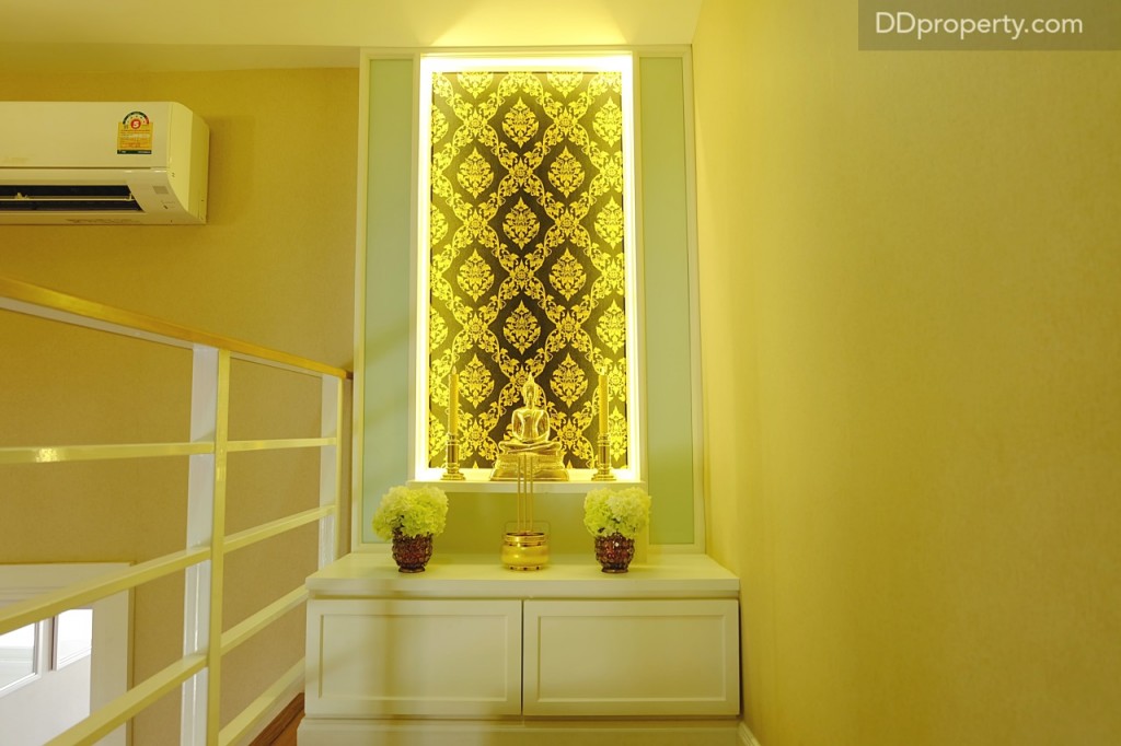 แบบบ้าน Turquoise จะมีรูปแบบพิเศษตรงที่จะมีชั้นลอย (mezzanine) ขนาดเล็กเพิ่มขึ้นมาเพื่อใช้เป็นจุดบูชาพระพุทธภายในบ้าน