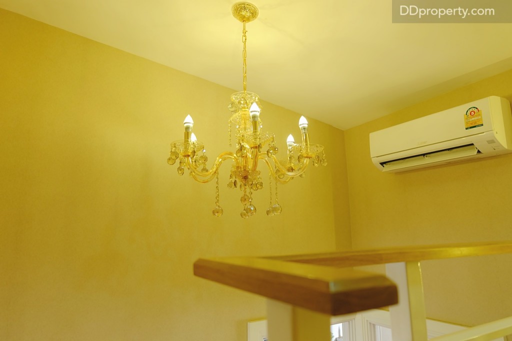 หากไม่ต้องการให้บริเวณทางเดินของชั้นดูโล่งสามารถติด chandelier เพิ่มความสวยงามและความสว่างได้