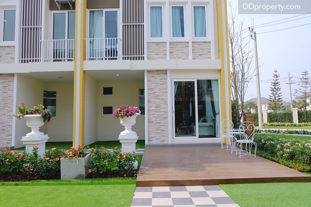 สำหรับพื้นที่หน้าบ้าน ของจริงจะเป็นพื้นปูนฉาบเรียบ ไม่มีอุปกรณ์ตกแต่งให้ มีเพียงรั้วกั้นให้