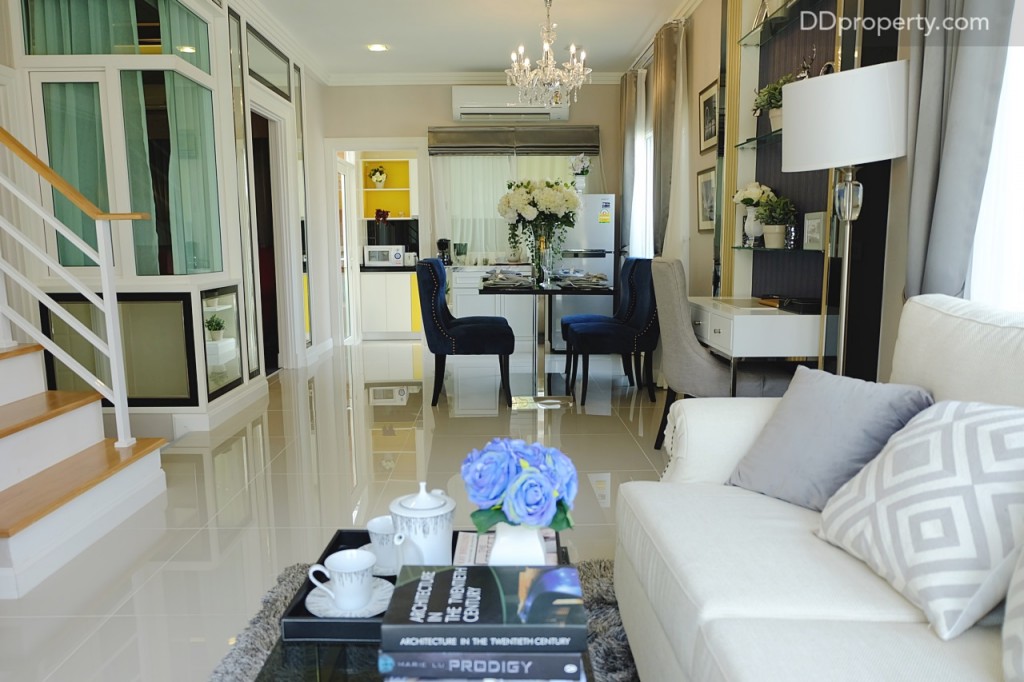 Layout ของชั้น 1 จะคล้ายกับบ้านแบบ Amber นั่นคือแบ่งออกเป็นโซนห้องนั่งเล่น, รับประทานอาหาร, ห้องอเนกประสงค์ และห้องครัว 