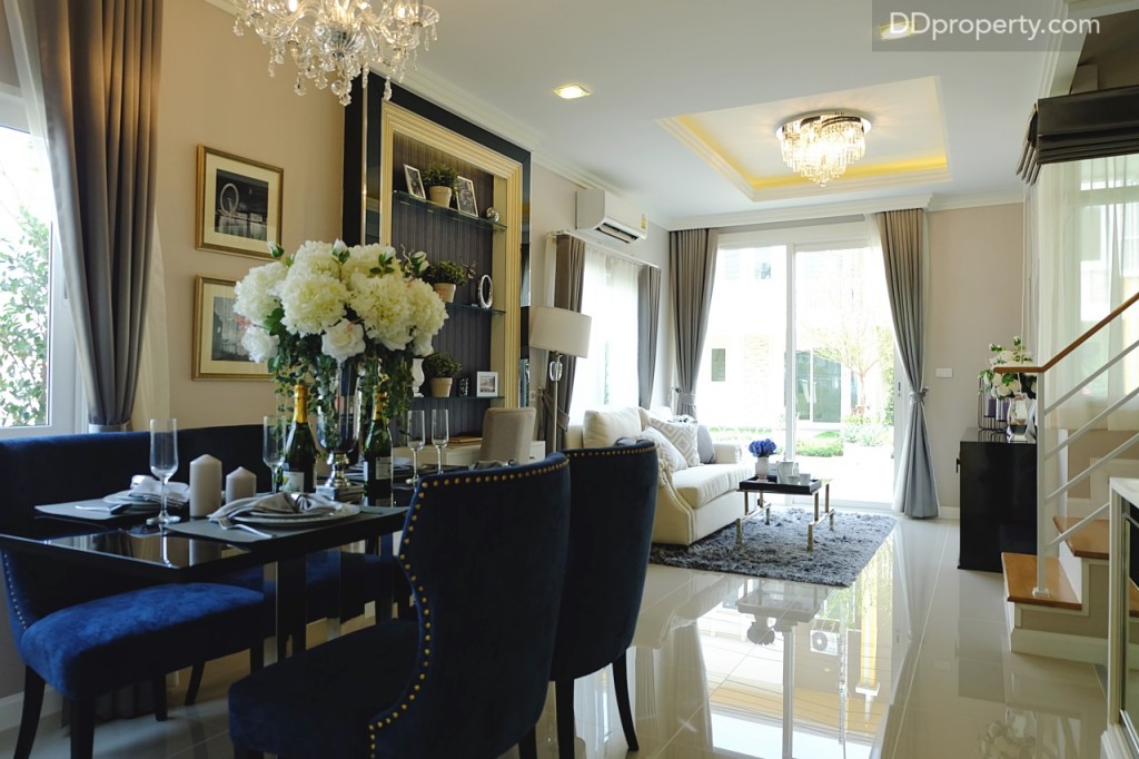 จากมุมมองนี้จะเห็นได้ชัดเจนถึงความแตกต่างของขนาดพื้นที่ใช้สอยของชั้นหนึ่งระหว่างบ้านแบบ Amber และ Amethyst