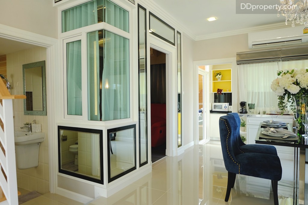 ห้องอเนกประสงค์ชั้นหนึ่ง ติดตั้งหน้าต่างแบบ see-through  เพื่อความโปร่งโล่ง