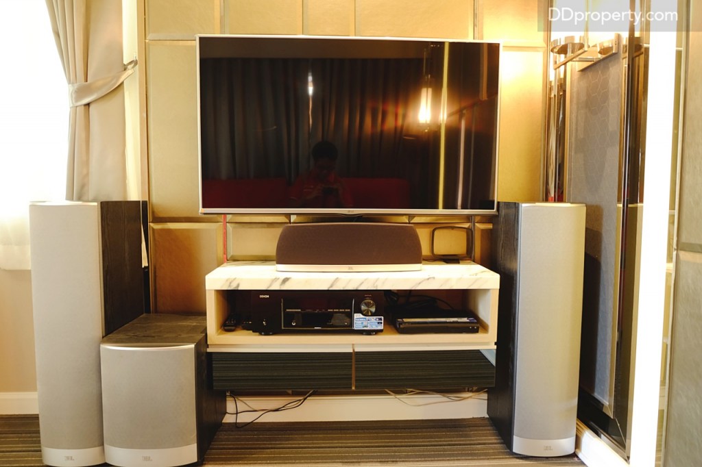 พื้นที่ห้องจะกว้างกว่าบ้าน Amber (3x2 เมตร)/บ้านตัวอย่างจะแต่งเป็นห้องอเนกประสงค์เป็นห้องโฮมเธียเตอร์ ส่วนบ้านจริงจะเป็นห้องเปล่า ผนังทาสีขาวเรียบ ผู้อยู่อาศัยสามารถปรับเป็นห้องสำหรับฟังก์ชั่นอื่นได้