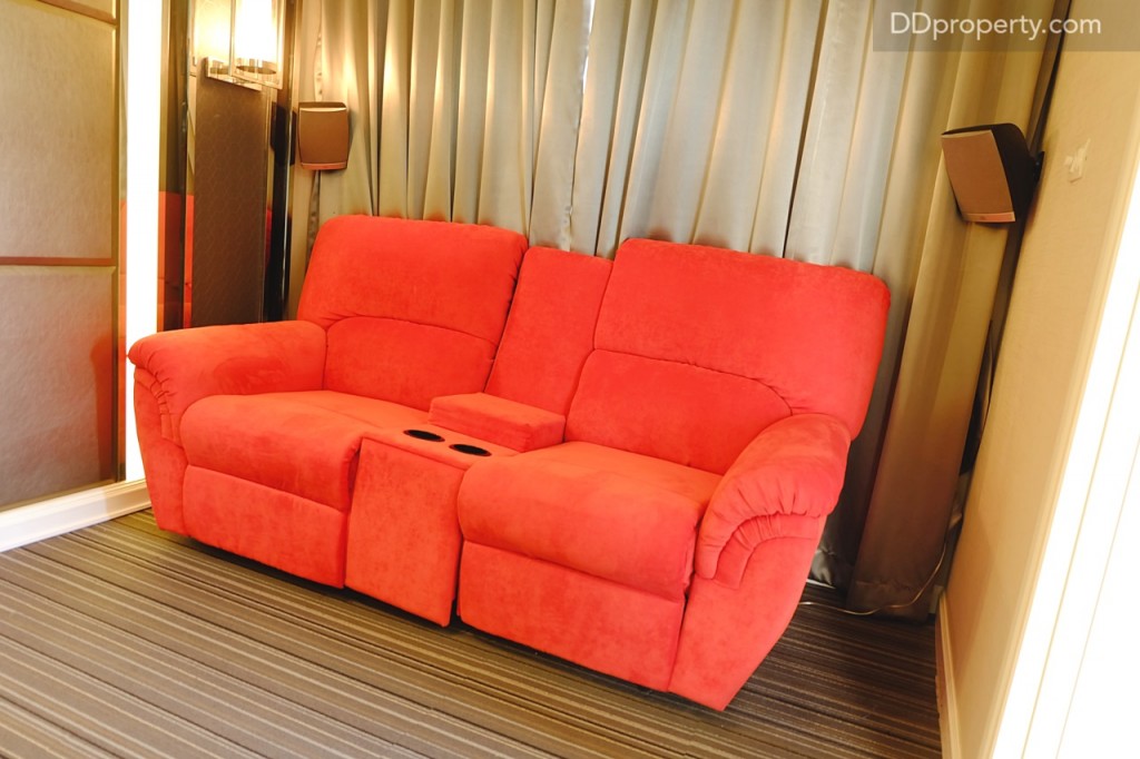 ตรงม่านจะเป็นตำแหน่งของหน้าต่างที่เปิดออกไปสู่ห้องอเนกประสงค์หลังบ้านได้ 