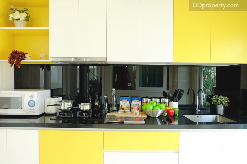 ห้องครัวสามารถติดตั้งเคาน์เตอร์ครัวได้ตามภาพ แต่บ้านจริงจะเป็นห้องเปล่าๆ  