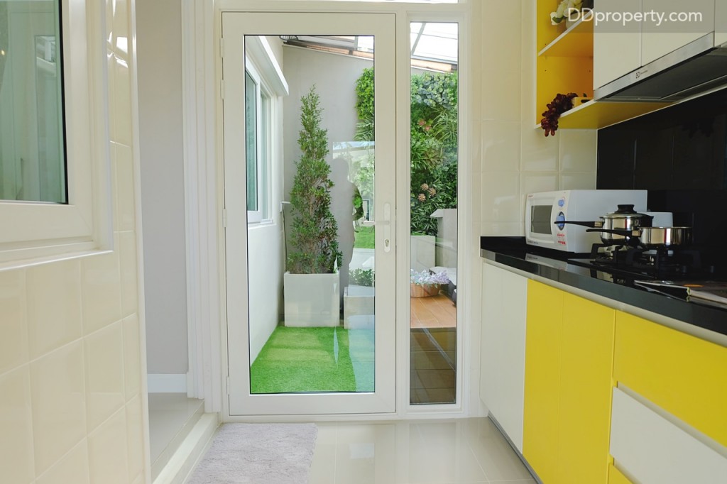 โซนหลังบ้านจะคล้ายกับของบ้านแบบ Amber นั่นคือฝั่งหนึ่งจะเป็นห้องอเนกประสงค์ขนาดเล็กที่สามารถเปิดเข้าได้จากหลังบ้านพร้อมหลังคา light pane ที่สามารถเปิด-ปิดได้ 