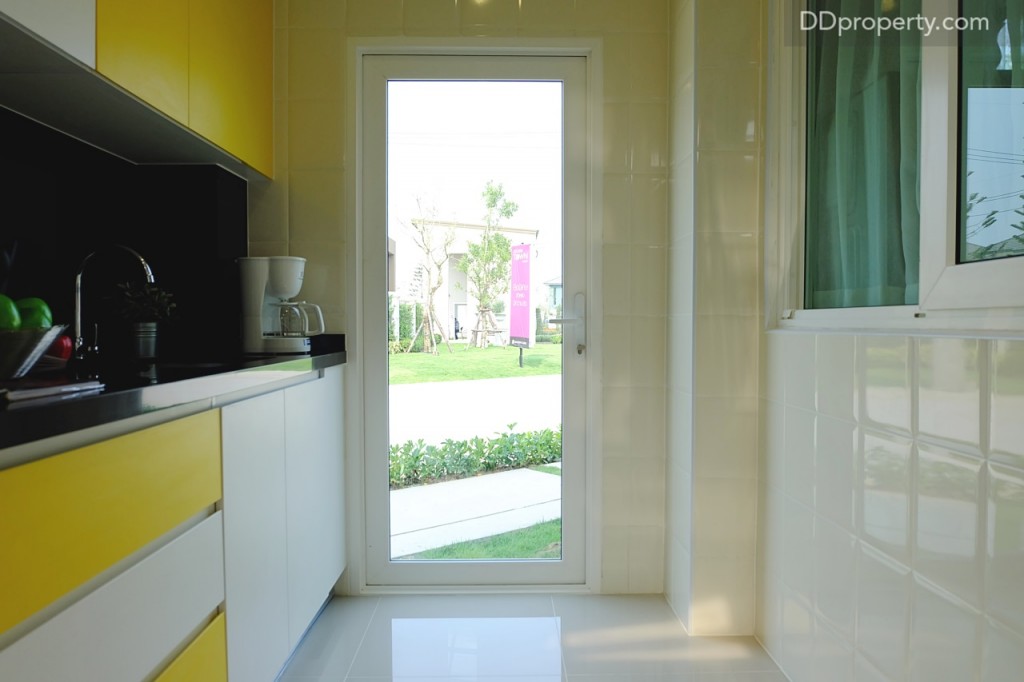 หากเป็นบ้านแปลงมุมจะมีประตูเพื่อออกสู่พื้นที่ข้างบ้านได้ (ราคาจะเพิ่มขึ้น 50,000 บาทต่อตารางวา)