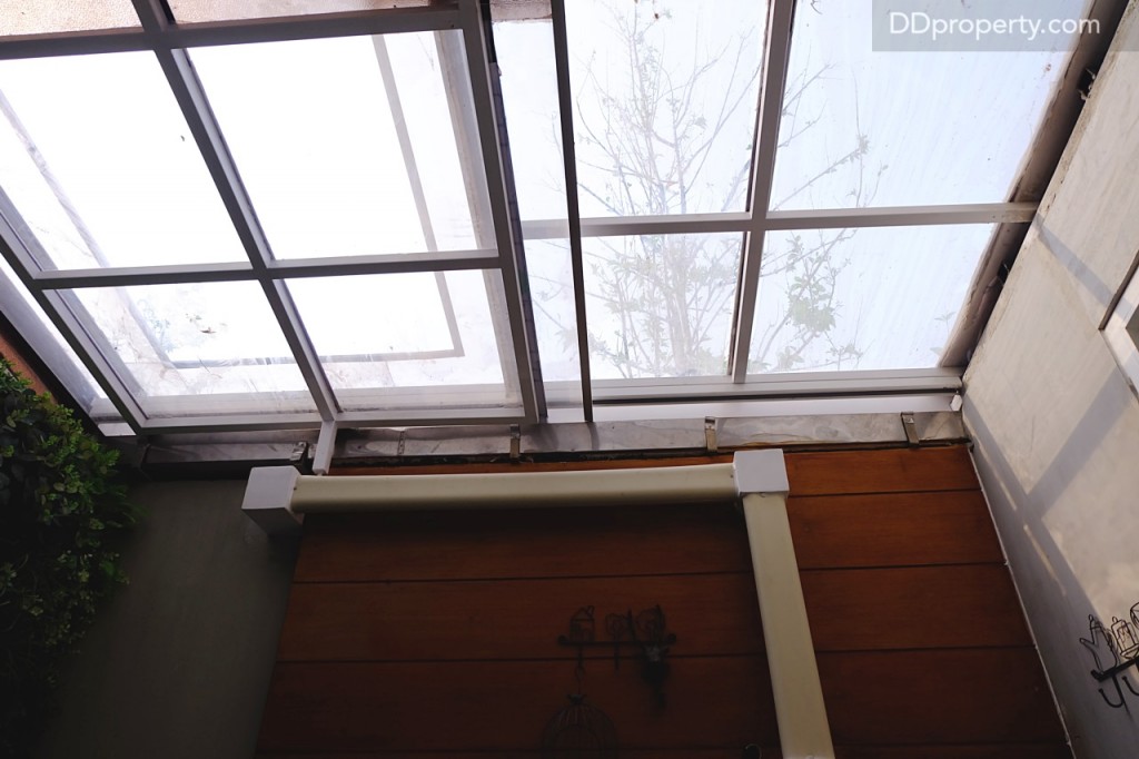 หลังคาแบบ light pane เปิดรับแสงแดด