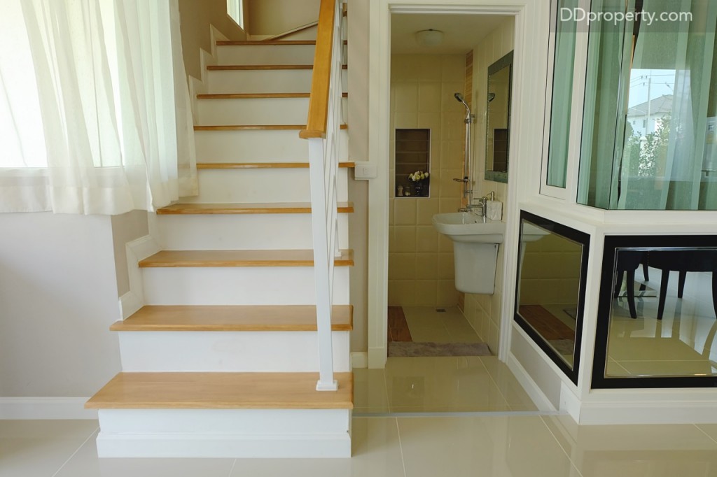 บันไดทางขึ้นชั้นสอง พื้นบันไดและราวจับเป็น engineered wood ส่วนราวจับเป็นเหล็ก พื้นที่ใต้บันไดจะเป็นห้องน้ำของชั้น 1 สามารถอาบน้ำได้