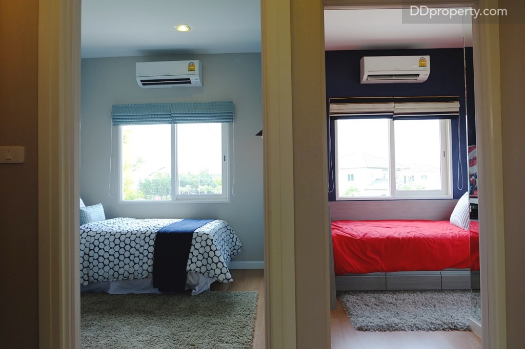 บริเวณชั้นสองจะแบ่งห้องออกเป็นสองฝั่ง โดยฝั่งซ้ายจะเป็น Master bedroom ฝั่งขวาจะเป็นห้องนอนเล็กสองห้องแบ่งแยกกันโดยกำแพงจะแตกต่างจากบ้าน Amber ที่รวมเป็นห้องเดียวกัน ส่วนตรงกลางชั้นจะเป็นห้องน้ำ