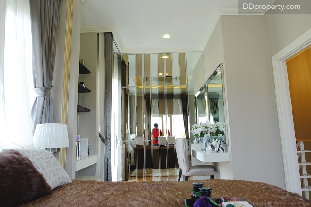 โซนด้านในจะเป็นพื้นที่สามารถจัดวางตู้เสื้อผ้าหรือทำเป็นบิลท์อินขึ้นมาได้พร้อมพื้นที่สำหรับจัดวางโต๊ะเครื่องแป้งข้างๆ/ ด้านซ้ายเป็นจุดออกไปยังระเบียงที่มีขนาดกว้าง 1.5 เมตร 