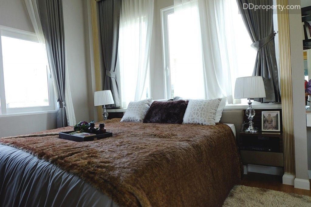 ด้วยขนาดห้องที่กว้างกว่าทำให้จัดวางเตียงขนาด 6 ฟุตได้สบาย/ สำหรับพื้นที่ปลายเตียงจะเหลือน้อยหากจัดวางเตียงในแนวยาว หากเลือกจัดวางในแนวกว้างจะทำให้สามารถวางทีวีได้ไกลขึ้นในขณะเดียวกันจะเหลือพื้นที่ข้างเตียงน้อยลง