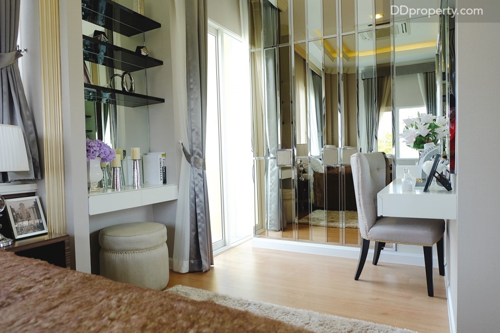 พื้นที่ข้างเตียงเหลือสำหรับรองรับฟังก์ชั่นอื่นๆ (ห้องที่ให้จริงจะเป็นห้องเปล่าไม่มีงานบิลท์อินอะไร)