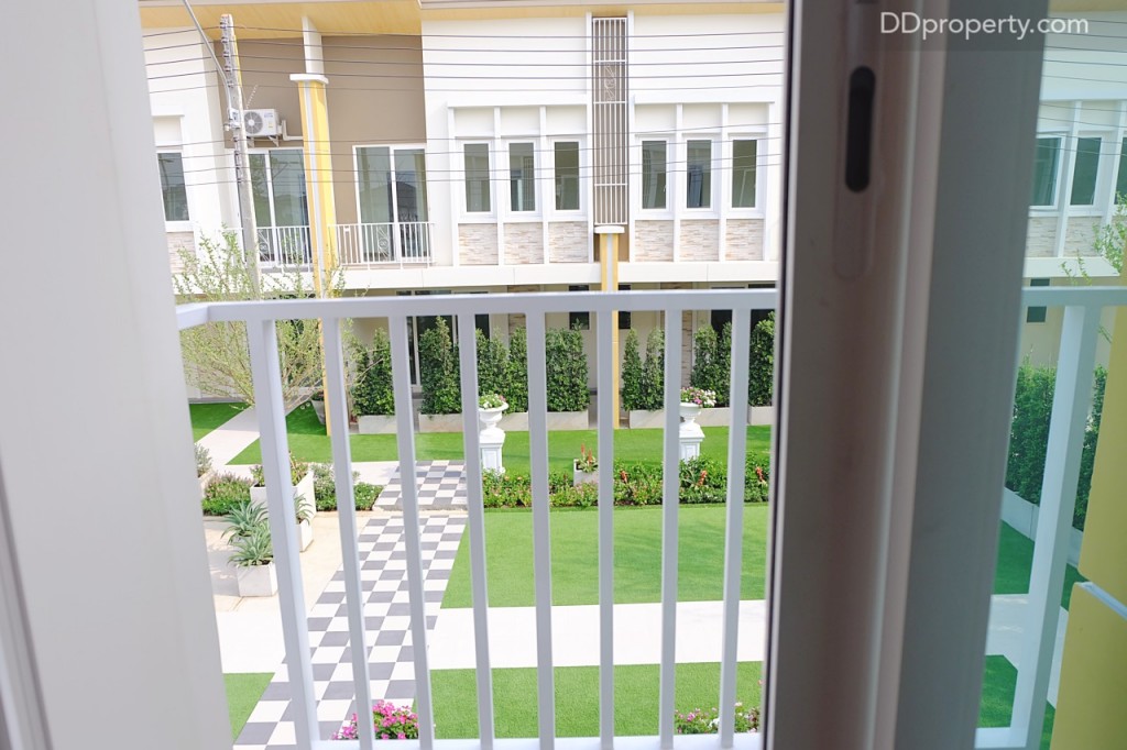 ประตูบานเลื่อนเปิดสู่ระเบียงของห้อง Master bedroom ขนาด 1.5 เมตรพร้อมรั้วสแตนเลส  