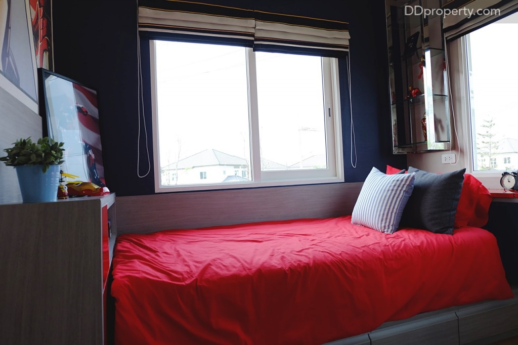 ห้องนอนเล็กฝั่งติดบันไดมีขนาดกว้างยาวประมาณ 2.5x2.5 ม.