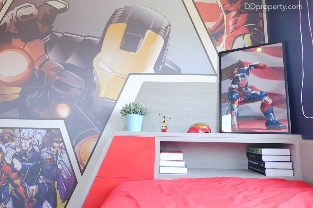 ด้วยขนาดของห้องที่เล็กกว่าสามารถจัดวางเตียงได้เพียงขนาด 3-3.5 ฟุต หากต้องการติดตั้งทีวีปลายเตียงควรจะเป็นแบบแขวนผนังจะทำให้ห้องดูมีพื้นที่มากกว่า