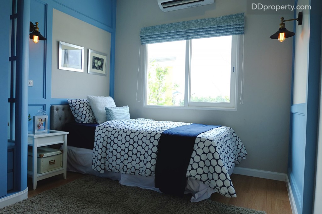 ห้องนอนขนาดเล็กอีกห้องหนึ่งซึ่งมีขนาดเดียวกันกับห้องแรก/สำหรับห้องนี้งานบิลท์อินไม่ได้ถูกแต่งมาด้วยทำให้พื้นที่ปลายเตียงอาจจะดูกว้างกว่าของห้องก่อนหน้า