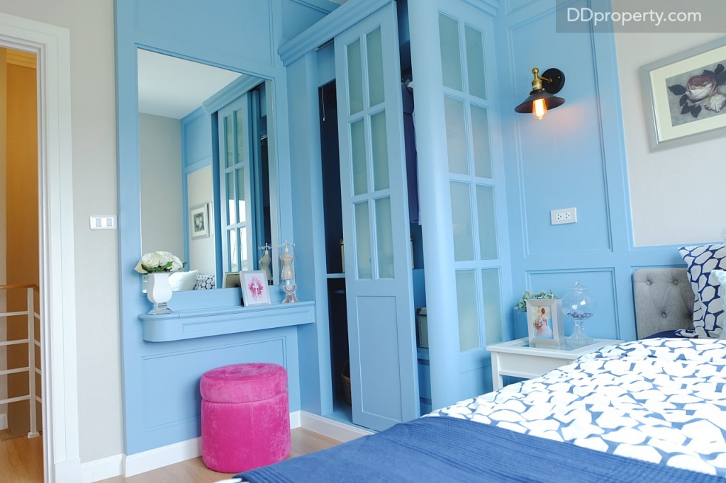 พื้นที่ข้างๆ เตียงนอนสามารถจัดวางเป็นตู้เสื้อผ้ารวมถึงโต๊ะทำงานหรืออาจะเป็นโต๊ะเครื่องแป้งแล้วแต่ความต้องการที่แตกต่างกันของผู้อยู่อาศัย