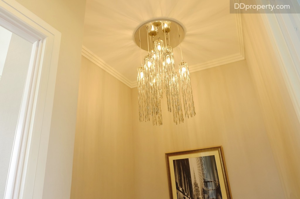 พื้นที่ตรงทางขึ้น-ลงบันได หากไม่ต้องการให้ดูโล่งจนเกินไปสามารถนำ chandelier มาตกแต่งได้