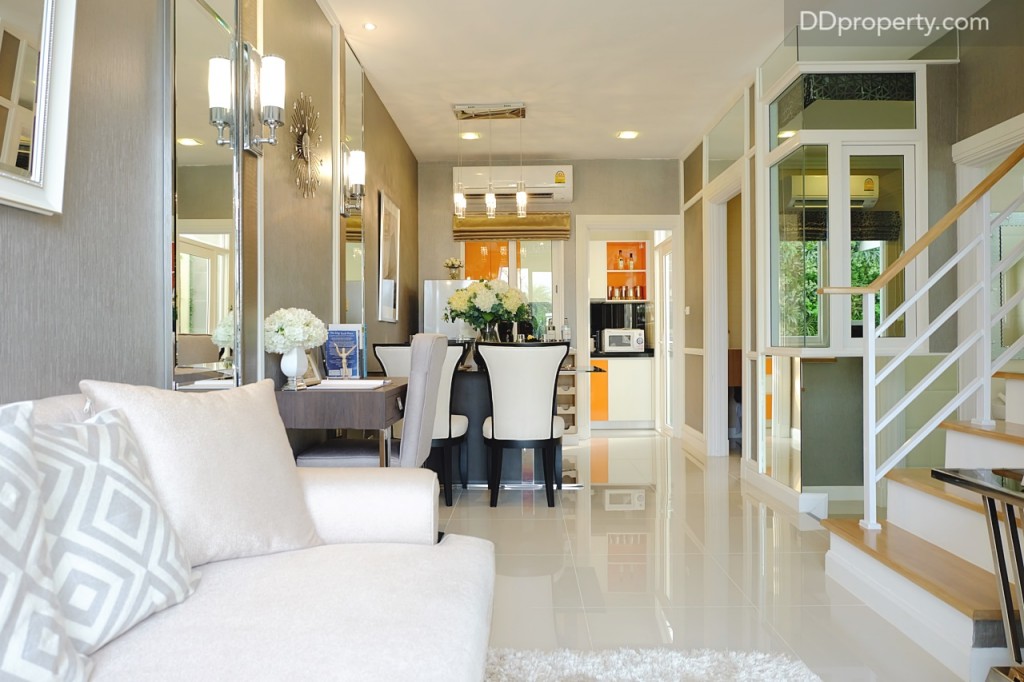 เมื่อเปิดประตูเข้ามาโซนแรกที่เจอจะเป็นส่วนของห้องนั่งเล่น ซึ่งจะมีลักษณะเป็นพื้นที่สี่เหลี่ยมขนาดประมาณ 2x2 เมตร