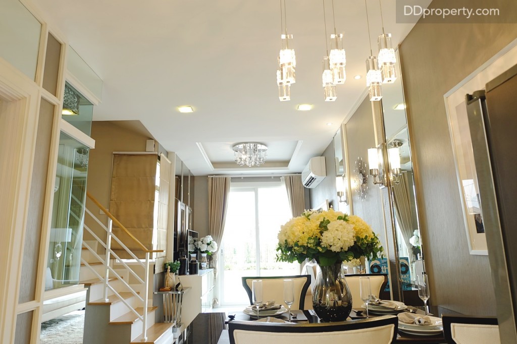 ถัดมาจะเป็นโซนรับประทานอาหาร ซึ่งมีขนาดพื้นที่เท่ากับพื้นที่ห้องนั่งเล่น นั่นคือ 2x2 เมตร ทั้งสองโซนจะถูกปูด้วยพื้นกระเบื้องเซรามิก (มุมมองในรูป ถ่ายจากส่วนครัวไทยที่สามารถเปิดกระจกบานเลื่อนมองเข้ามาภายในตัวบ้านได้)