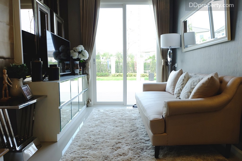 ย้อนกลับมาที่โซนห้องนั่งเล่น ถึงแม้จะมีพื้นที่ 2x2 เมตร แต่ก็สามารถนำโซฟาขนาด 3-4 ที่นั่งมาวางได้ แต่ตำแหน่งวางทีวีอาจจะดูค่อนข้างชิดกับโซฟา  ผนังจะเป็นผนังฉาบเรียบ สีขาว