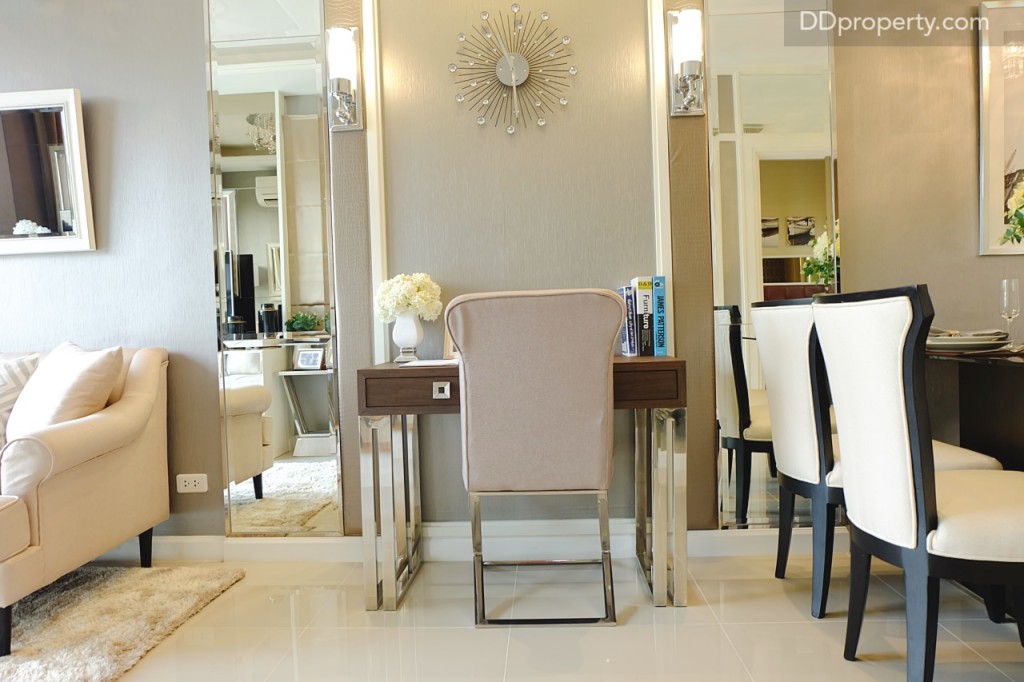 ระหว่างโซนรับประทานอาหารและพื้นที่ห้องนั่งเล่น สามารถปรับเป็นพื้นที่อเนกประสงค์ขนาดย่อมได้ดั่งที่เห็นในบ้านตัวอย่างจะจัดเป็นโซน study จะได้อีกหนึ่งฟังก์ชั่นเพิ่มเข้ามาสำหรับพื้นที่ชั้น 1