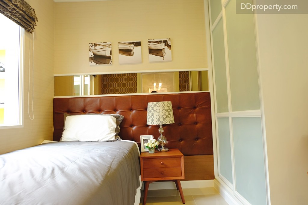 บริเวณชั้น 1 จะมีอีกหนึ่งห้องอเนกประสงค์ (ติดกับโซนรับประทานอาหาร) ผู้อาศัยสามารถดัดแปลงเป็นห้องสำหรับใช้งานเพื่อการบันเทิงหรือการพักผ่อนได้ (ตู้และเฟอร์ฯ เป็นเพียงพร็อพประกอบในบ้านตัวอย่าง ไม่ได้แถมให้)