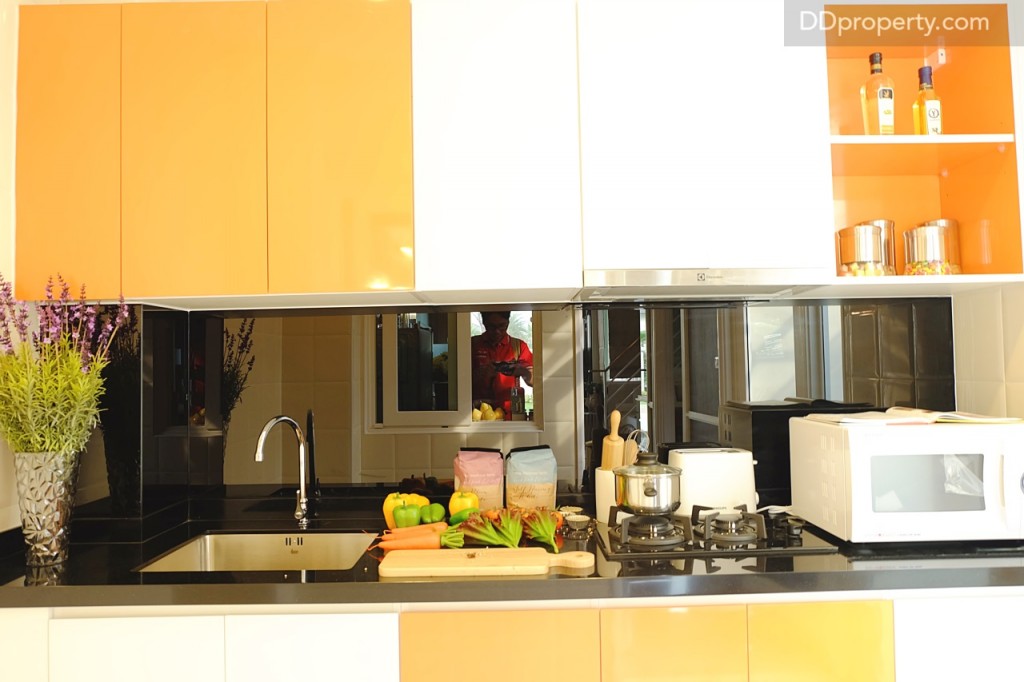 ด้านหลังโซนรับประทานอาหาร จะเป็นห้องเปล่าสามารถทำเป็นครัวไทย โดยบ้านจริงจะได้เพียงห้องเปล่าๆ  ไม่มีงานบิลท์อิน ดั่งที่เห็นที่เห็นในบ้านตัวอย่าง