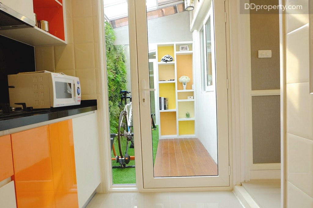 ด้านขวามือของห้องครัวจะเป็นพื้นที่อเนกประสงค์ขนาดเล็กซึ่งสามารถดัดแปลงเป็นห้องซักรีดหรือห้องเก็บอุปกรณ์ได้ ทางโครงการมุงหลังคา light pane ไว้ให้ ซึ่งสามารถเปิด-ปิดได้ 