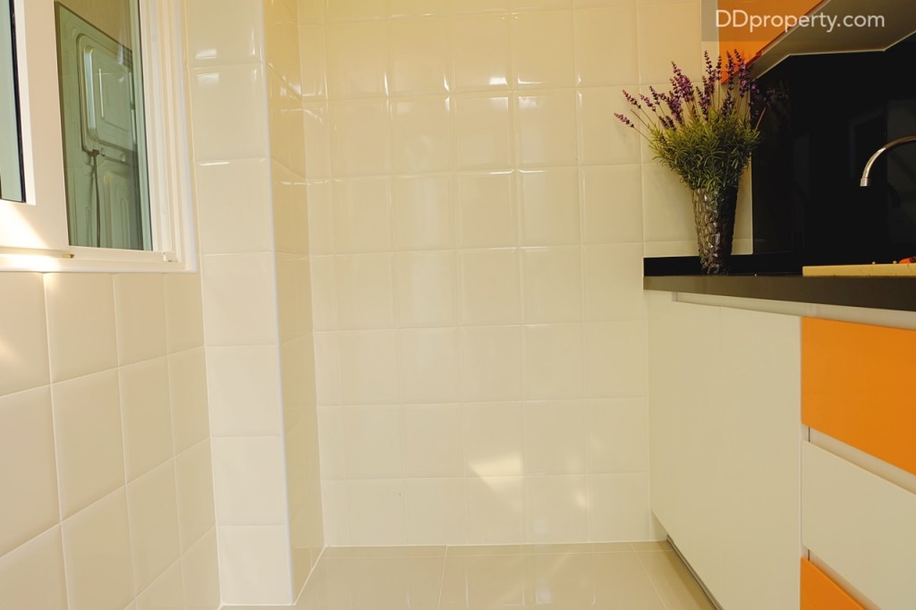 บ้านจริงส่วนของผนังและพื้นจะเป็นปูนฉาบเรียบ ไม่ใช่กระเบื้องเซรามิกอย่างที่เห็น