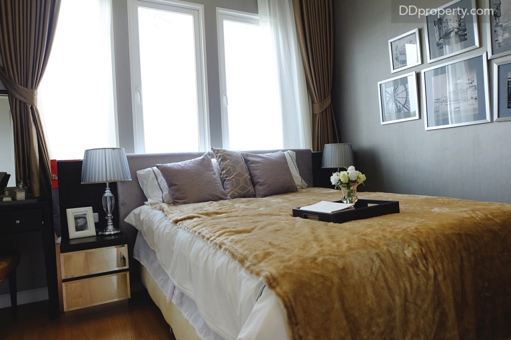 เริ่มกันที่ห้อง Master Bedroom ฝั่งซ้ายมือของชั้น  ห้องนี้จะมีพื้นที่ 5x2 เมตรตัวห้องจะหันไปทางฝั่งหน้าบ้าน