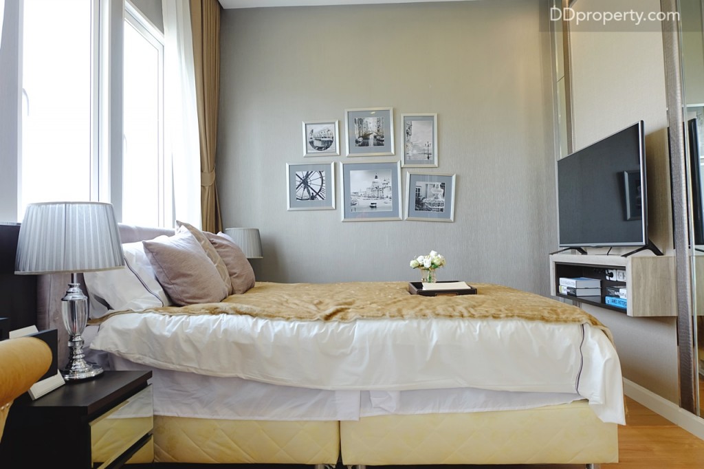 เนื่องจากความยาวของห้องค่อนข้างมีจำกัด หากจัดวางเตียงในแนวนี้จะทำให้เหลือพื้นที่ปลายเตียงค่อนข้างน้อย อย่างไรก็ดีผู้อยู่อาศัยสามารถเลือกจัดวางเตียงตามแนวกว้างได้ เพื่อเพิ่มระยะห่างจากปลายเตียงกับทีวีให้มากขึ้น