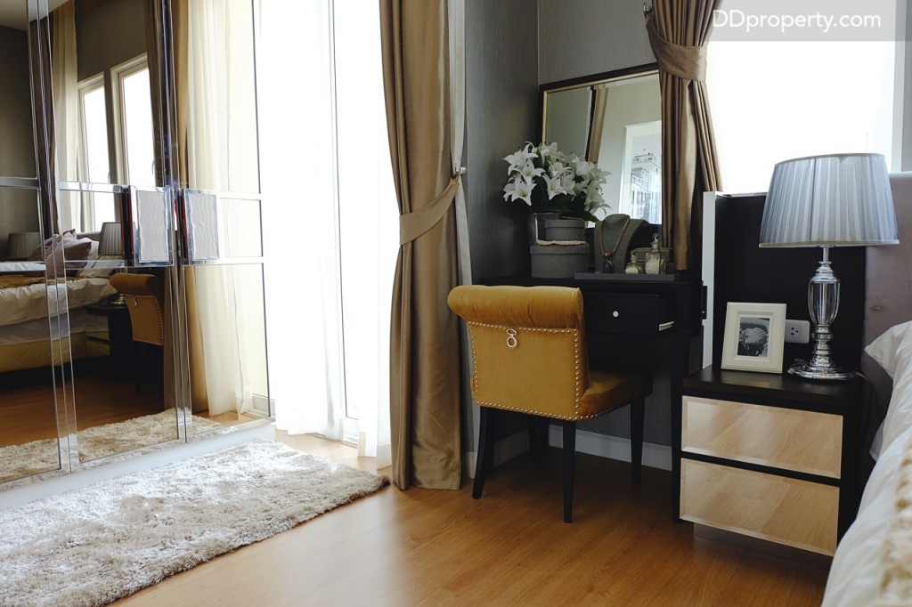 หากจัดเตียงตามแนวยาวจะทำให้สามารถใช้พื้นที่ข้างเตียงเป็นมุมโต๊ะทำงาน หรือโต๊ะเครื่องแป้งได้