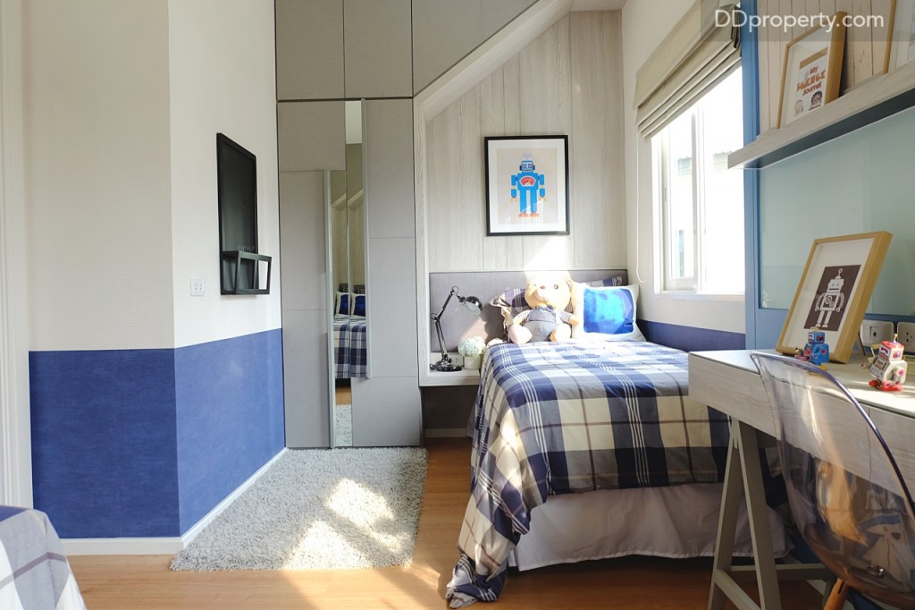 อีกฝั่งหนึ่งจะเป็นห้องนอนที่ 2  มีขนาดใกล้เคียงกับ Master Bedroom ซึ่งหากแบ่งเป็นสองห้องย่อมสามารถทำได้เช่นกันโดยอาจจะไม่ต้อถึงขนาดกั้นด้วยกำแพงแต่ให้เลือกเป็น partition ผ้าม่านกั้นสองห้องนอนย่อยสำหรับเด็กๆได้