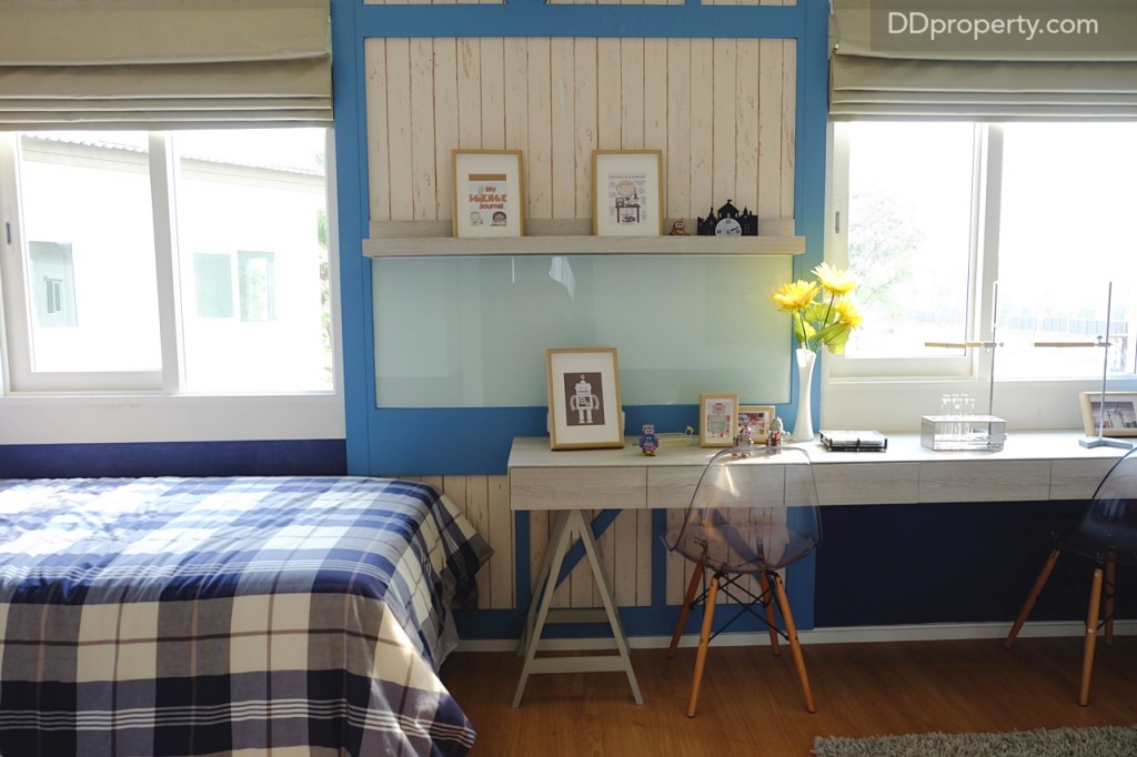 สำหรับบ้านตัวอย่างโครงการให้ไอเดียด้วยการแบ่งห้องออกเป็นสองโซนสำหรับเด็กๆ และมีพื้นที่ตรงกลางที่สามารถใช้ทำกิจกรรมร่วมกันได้