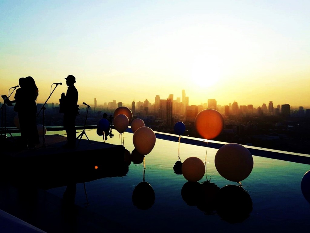 สระว่ายนํ้า แบบอินฟินิตี้ พูล ระบบน้ำเกลือ ที่มีดีไซน์โค้งรับกับเส้นขอบฟ้า