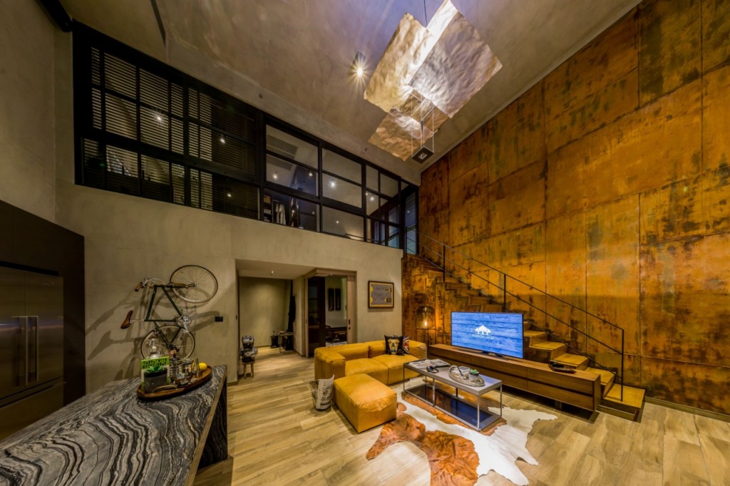 สำหรับพื้นจะให้เป็นกระเบื้องเซรามิกลายไม้/โซนข้างล่างจะประกอบด้วย รับแขก, ครัว, พื้นที่รับประทานอาหาร,   ห้องน้ำและห้องนอน