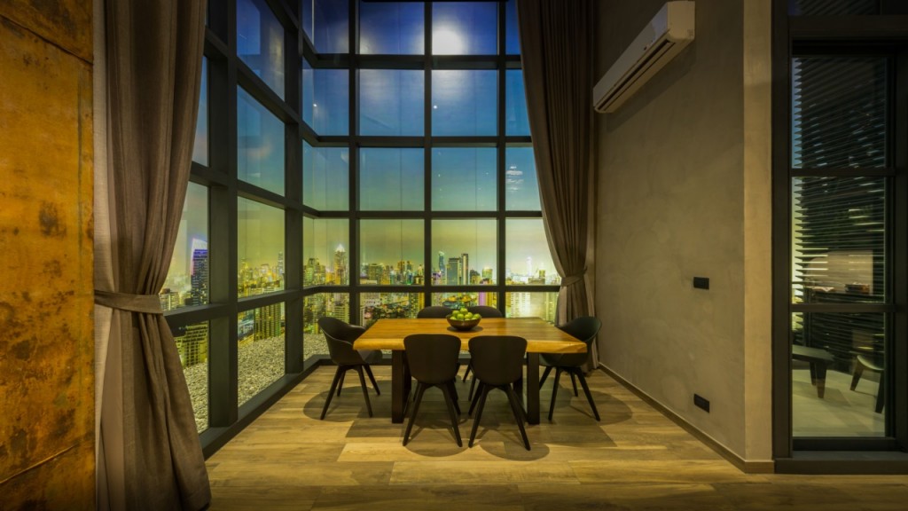 พื้นที่รับประทานอาหารติดกับระเบียงส่วนตัว