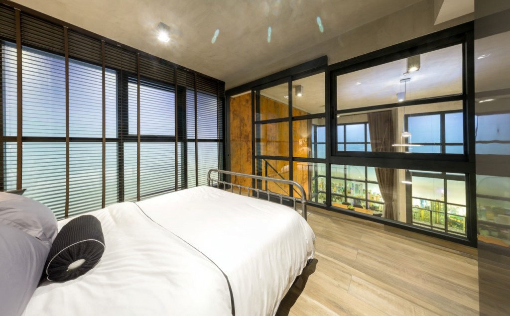 ห้องนอน master จะอยู่ชั้นที่ 2 ที่เป็นชั้น duplex พื้นจะเป็นแบบเดียวกับชั้นล่างนั่นคือเซรามิกลายไม้พร้อมห้องน้ำส่วนตัวภายในห้อง