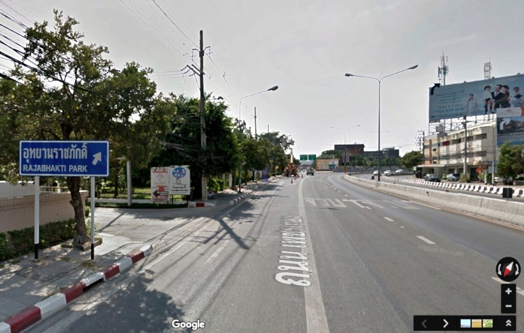 ก่อนจะถึงหมู่บ้านเข้าตะเกียบให้เริ่มชิดขวาขึ้นสะพาน